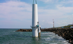 基礎は、100tのモノパイル鋼管杭を海中に打設した。その上に風車を建設。