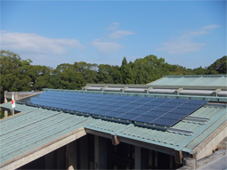 補強工事をすること無く、超軽量太陽電池モジュールを設置した事例 神宮司廳（三重県伊勢市）