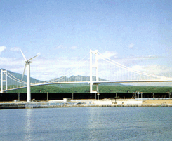 白鳥大橋と500kW級風力発電機