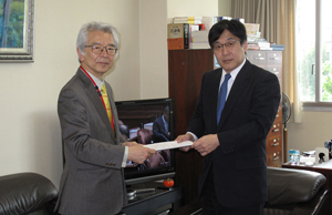 上田資源エネルギー庁長官（右側）に提言を手渡す当財団近藤会長
