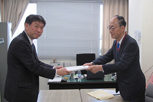 藤木 省エネルギー・新エネルギー部長（左側）に提言を手渡す当財団中村会長