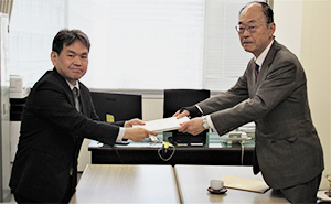 松山 省エネルギー・新エネルギー部長 （左側） に提言を手渡す当財団中村会長
